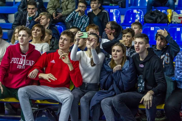 Odessa Ukraina Lutego 2019 Fanów Drużyny Koszykówki Widzów Trybunach Emocjonalnie — Zdjęcie stockowe