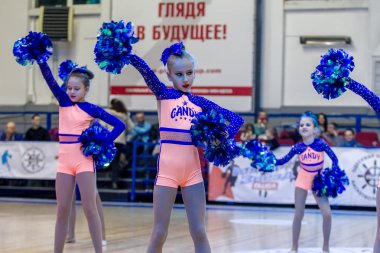 Odessa, Ukrayna - Hazi 16, 2019: Parlak dinamik özellikleri bir destek grubu Bayan spor takımı. Performans destek grubu. Parlak güzel genç kız spor dans formu parkta