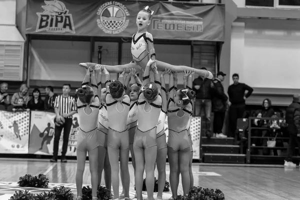 乌克兰奥德萨 2019年2月16日 一个支持团体的女子运动队的明亮动态特征 性能支持组 明亮美丽的年轻女孩在体育舞蹈形式在操场上 — 图库照片