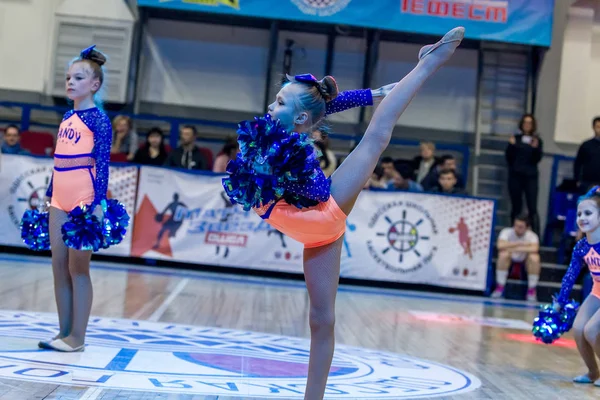 乌克兰奥德萨 2019年2月16日 一个支持团体的女子运动队的明亮动态特征 性能支持组 明亮美丽的年轻女孩在体育舞蹈形式在操场上 — 图库照片