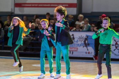 Odessa, Ukrayna - 16 Şubat 2019: şarkı ve basketbol sahası üzerinde bir ticari tatilinde dans çocuk müzik grupları. Çocuk oyun. Duygusal çocuk göstermek sahnede. Sahnede dans