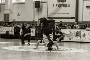Odessa, Ukrayna - 16 Şubat 2019: break dans sırasında reklam arası basketbol sahasına sokak dansçıları, çocuklar ve gençler dans. Spor arena ' hip-hop dansçılar gerçekleştirmek