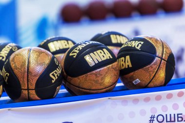 Odessa, Ukrayna - 16 Şubat 2019: resmi basketbol topu bir çocuk spor turnuvası. Yeni altın basketbol oyun başlamadan önce özel bir stand başlar.