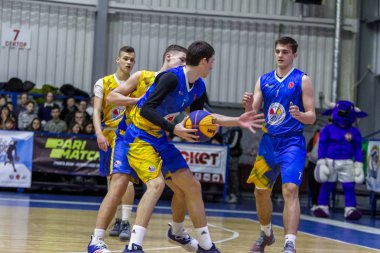 Odessa, Ukrayna - 16 Şubat 2019: Spor tatil çocuk basketbol Okulu Ligi. Gençler basketbol oyna, çocuk kulübü kutlamaları sırasında çocuk spor yarışmalara katılmak