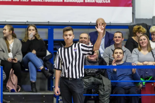 Odessa Ucrânia Fevereiro 2019 Árbitro Basquete Esportivo Supervisiona Batalha Jogadores — Fotografia de Stock