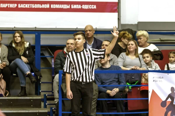 乌克兰奥德萨 2019年2月16日 一名体育篮球裁判在一场比赛中监督球场上篮球运动员的战斗 篮球裁判在比赛中的特殊姿态和标志 — 图库照片