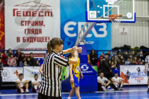 乌克兰奥德萨 2019年2月16日 一名体育篮球裁判在一场比赛中监督球场上篮球运动员的战斗 篮球裁判在比赛中的特殊姿态和标志 — 图库照片