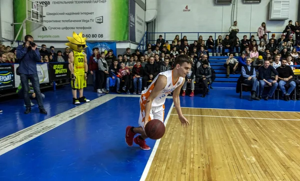 乌克兰奥德萨 2019年2月16日 体育度假儿童篮球学校联盟 青少年打篮球 在庆祝儿童俱乐部期间参加儿童体育比赛 — 图库照片