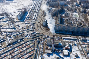 Hava kirliliği, fabrika borular, bacalar gökyüzü arka plan üzerinde gelen duman. Sanayi, ekoloji, kavramı Buhar sezon, Isıtma tesisi, küresel ısınma. Fabrika baca yasaktır, duman bacaları emisyonları 
