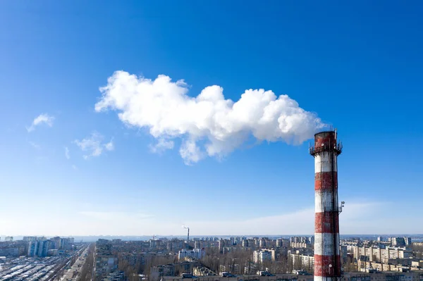 大気汚染 工場配管 空を背景に煙突から煙 産業生態学の概念蒸気暖房シーズン 工場地球温暖化します 煙突からの工場煙突喫煙 煙の排出量 — ストック写真