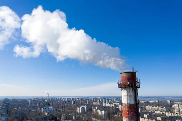 大気汚染 工場配管 空を背景に煙突から煙 産業生態学の概念蒸気暖房シーズン 工場地球温暖化します 煙突からの工場煙突喫煙 煙の排出量 — ストック写真