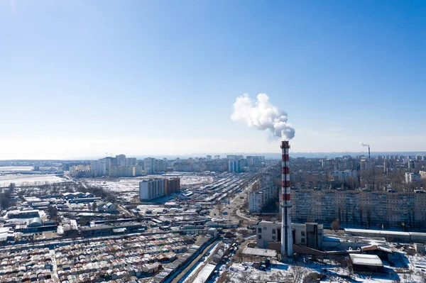 大気汚染 工場配管 空を背景に煙突から煙 産業生態学の概念蒸気暖房シーズン 工場地球温暖化します 煙突からの工場煙突喫煙 煙の排出量 — ストック写真