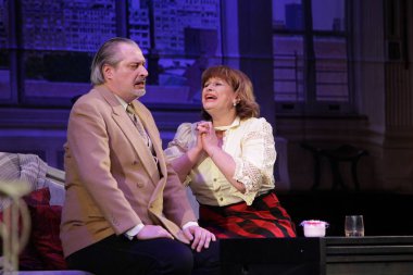 Odessa, Ukrayna - 26 Şubat 2016: Tiyatro oyuncuları komedi çocuk Kiralık performansını gizli aşıkların rol oynamaktadır. Aktörler sırasında komedi Tiyatro sahne