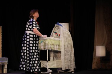 Odessa, Ukrayna - 26 Şubat 2016: Tiyatro oyuncuları komedi çocuk Kiralık performansını gizli aşıkların rol oynamaktadır. Aktörler sırasında komedi Tiyatro sahne