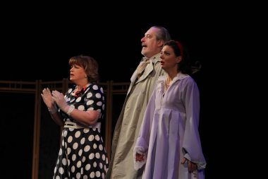 Odessa, Ukrayna - 26 Şubat 2016: Tiyatro oyuncuları komedi çocuk Kiralık performansını gizli aşıkların rol oynamaktadır. Aktörler sırasında komedi Tiyatro sahne