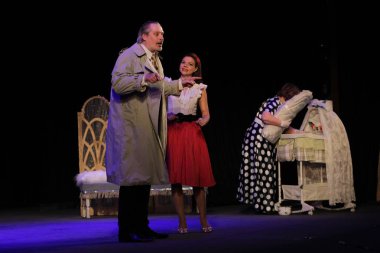 Odessa, Ukrayna - 26 Şubat 2016: Tiyatro oyuncuları komedi çocuk Kiralık performansını gizli aşıkların rol oynamaktadır. Aktörler sırasında komedi Tiyatro sahne