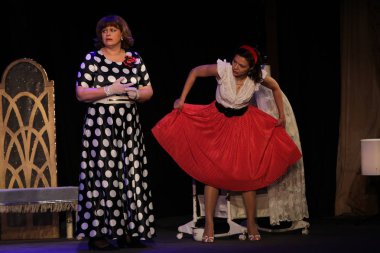 Odessa, Ukrayna - 26 Şubat 2016: Tiyatro oyuncuları komedi çocuk Kiralık performansını gizli aşıkların rol oynamaktadır. Aktörler sırasında komedi Tiyatro sahne