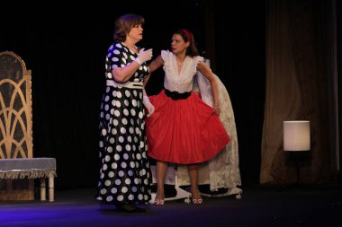 Odessa, Ukrayna - 26 Şubat 2016: Tiyatro oyuncuları komedi çocuk Kiralık performansını gizli aşıkların rol oynamaktadır. Aktörler sırasında komedi Tiyatro sahne