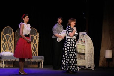 Odessa, Ukrayna - 26 Şubat 2016: Tiyatro oyuncuları komedi çocuk Kiralık performansını gizli aşıkların rol oynamaktadır. Aktörler sırasında komedi Tiyatro sahne