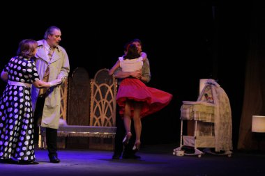 Odessa, Ukrayna - 26 Şubat 2016: Tiyatro oyuncuları komedi çocuk Kiralık performansını gizli aşıkların rol oynamaktadır. Aktörler sırasında komedi Tiyatro sahne