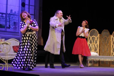 Odessa, Ukrayna - 26 Şubat 2016: Tiyatro oyuncuları komedi çocuk Kiralık performansını gizli aşıkların rol oynamaktadır. Aktörler sırasında komedi Tiyatro sahne