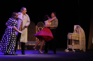 Odessa, Ukrayna - 26 Şubat 2016: Tiyatro oyuncuları komedi çocuk Kiralık performansını gizli aşıkların rol oynamaktadır. Aktörler sırasında komedi Tiyatro sahne