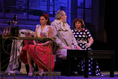 Odessa, Ukrayna - 26 Şubat 2016: Tiyatro oyuncuları komedi çocuk Kiralık performansını gizli aşıkların rol oynamaktadır. Aktörler sırasında komedi Tiyatro sahne