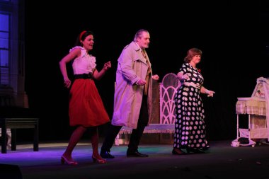 Odessa, Ukrayna - 26 Şubat 2016: Tiyatro oyuncuları komedi çocuk Kiralık performansını gizli aşıkların rol oynamaktadır. Aktörler sırasında komedi Tiyatro sahne