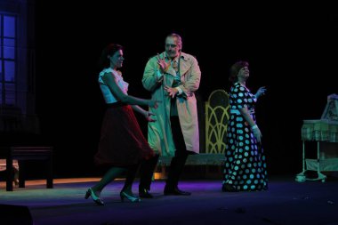 Odessa, Ukrayna - 26 Şubat 2016: Tiyatro oyuncuları komedi çocuk Kiralık performansını gizli aşıkların rol oynamaktadır. Aktörler sırasında komedi Tiyatro sahne