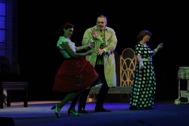 Odessa, Ukrayna - 26 Şubat 2016: Tiyatro oyuncuları komedi çocuk Kiralık performansını gizli aşıkların rol oynamaktadır. Aktörler sırasında komedi Tiyatro sahne