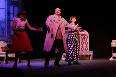 Odessa, Ukrayna - 26 Şubat 2016: Tiyatro oyuncuları komedi çocuk Kiralık performansını gizli aşıkların rol oynamaktadır. Aktörler sırasında komedi Tiyatro sahne