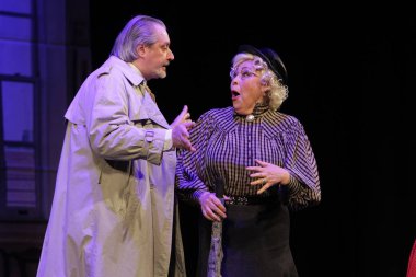 Odessa, Ukrayna - 26 Şubat 2016: Tiyatro oyuncuları komedi çocuk Kiralık performansını gizli aşıkların rol oynamaktadır. Aktörler sırasında komedi Tiyatro sahne