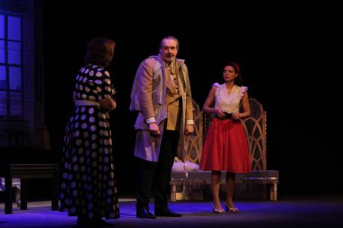 Odessa, Ukrayna - 26 Şubat 2016: Tiyatro oyuncuları komedi çocuk Kiralık performansını gizli aşıkların rol oynamaktadır. Aktörler sırasında komedi Tiyatro sahne