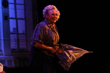 Odessa, Ukrayna - 26 Şubat 2016: Tiyatro oyuncuları komedi çocuk Kiralık performansını gizli aşıkların rol oynamaktadır. Aktörler sırasında komedi Tiyatro sahne