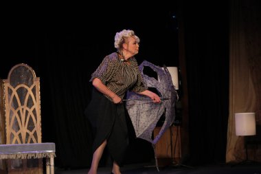 Odessa, Ukrayna - 26 Şubat 2016: Tiyatro oyuncuları komedi çocuk Kiralık performansını gizli aşıkların rol oynamaktadır. Aktörler sırasında komedi Tiyatro sahne