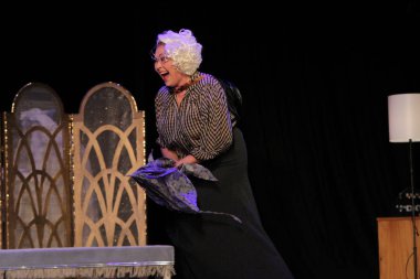 Odessa, Ukrayna - 26 Şubat 2016: Tiyatro oyuncuları komedi çocuk Kiralık performansını gizli aşıkların rol oynamaktadır. Aktörler sırasında komedi Tiyatro sahne