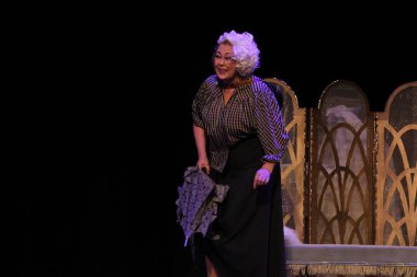 Odessa, Ukrayna - 26 Şubat 2016: Tiyatro oyuncuları komedi çocuk Kiralık performansını gizli aşıkların rol oynamaktadır. Aktörler sırasında komedi Tiyatro sahne