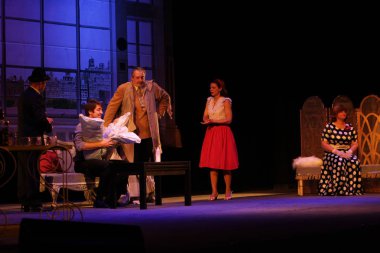 Odessa, Ukrayna - 26 Şubat 2016: Tiyatro oyuncuları komedi çocuk Kiralık performansını gizli aşıkların rol oynamaktadır. Aktörler sırasında komedi Tiyatro sahne