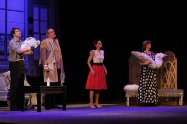 Odessa, Ukrayna - 26 Şubat 2016: Tiyatro oyuncuları komedi çocuk Kiralık performansını gizli aşıkların rol oynamaktadır. Aktörler sırasında komedi Tiyatro sahne