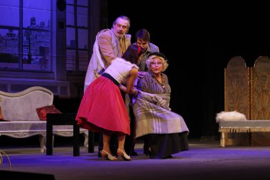 Odessa, Ukrayna - 26 Şubat 2016: Tiyatro oyuncuları komedi çocuk Kiralık performansını gizli aşıkların rol oynamaktadır. Aktörler sırasında komedi Tiyatro sahne