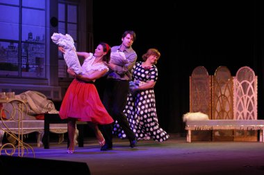 Odessa, Ukrayna - 26 Şubat 2016: Tiyatro oyuncuları komedi çocuk Kiralık performansını gizli aşıkların rol oynamaktadır. Aktörler sırasında komedi Tiyatro sahne