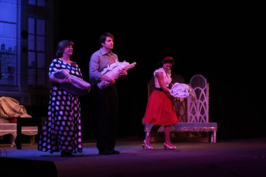 Odessa, Ukrayna - 26 Şubat 2016: Tiyatro oyuncuları komedi çocuk Kiralık performansını gizli aşıkların rol oynamaktadır. Aktörler sırasında komedi Tiyatro sahne