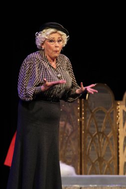 Odessa, Ukrayna - 26 Şubat 2016: Tiyatro oyuncuları komedi çocuk Kiralık performansını gizli aşıkların rol oynamaktadır. Aktörler sırasında komedi Tiyatro sahne