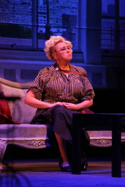 Odessa, Ukrayna - 26 Şubat 2016: Tiyatro oyuncuları komedi çocuk Kiralık performansını gizli aşıkların rol oynamaktadır. Aktörler sırasında komedi Tiyatro sahne