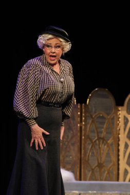 Odessa, Ukrayna - 26 Şubat 2016: Tiyatro oyuncuları komedi çocuk Kiralık performansını gizli aşıkların rol oynamaktadır. Aktörler sırasında komedi Tiyatro sahne