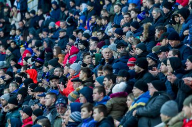 ODESSA, UKRAINE -2 Mart 2019: Shakhtar (Donetsk) maçı sırasında stadyumun tribünlerinde taraftarlar toplandı. Stadyumdaki izleyiciler. Fayer, stadyumun ışıkları yanıyor.