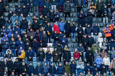 ODESSA, UKRAINE -2 Mart 2019: Shakhtar (Donetsk) maçı sırasında stadyumun tribünlerinde taraftarlar toplandı. Stadyumdaki izleyiciler. Fayer, stadyumun ışıkları yanıyor.