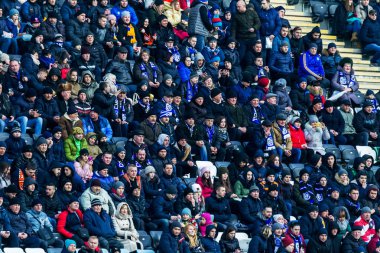 ODESSA, UKRAINE -2 Mart 2019: Shakhtar (Donetsk) maçı sırasında stadyumun tribünlerinde taraftarlar toplandı. Stadyumdaki izleyiciler. Fayer, stadyumun ışıkları yanıyor.