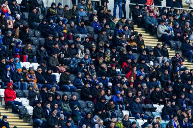 ODESSA, UKRAINE -2 Mart 2019: Shakhtar (Donetsk) maçı sırasında stadyumun tribünlerinde taraftarlar toplandı. Stadyumdaki izleyiciler. Fayer, stadyumun ışıkları yanıyor.