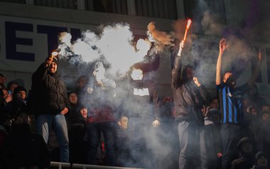 ODESSA, UKRAINE -2 Mart 2019: Shakhtar (Donetsk) maçı sırasında stadyumun tribünlerinde taraftarlar toplandı. Stadyumdaki izleyiciler. Fayer, stadyumun ışıkları yanıyor.